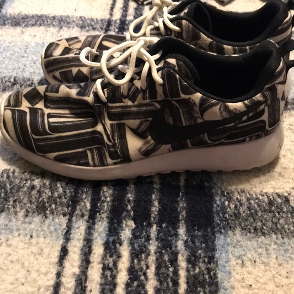 Nike roshes, size 8.5 - Picture 2 of 3